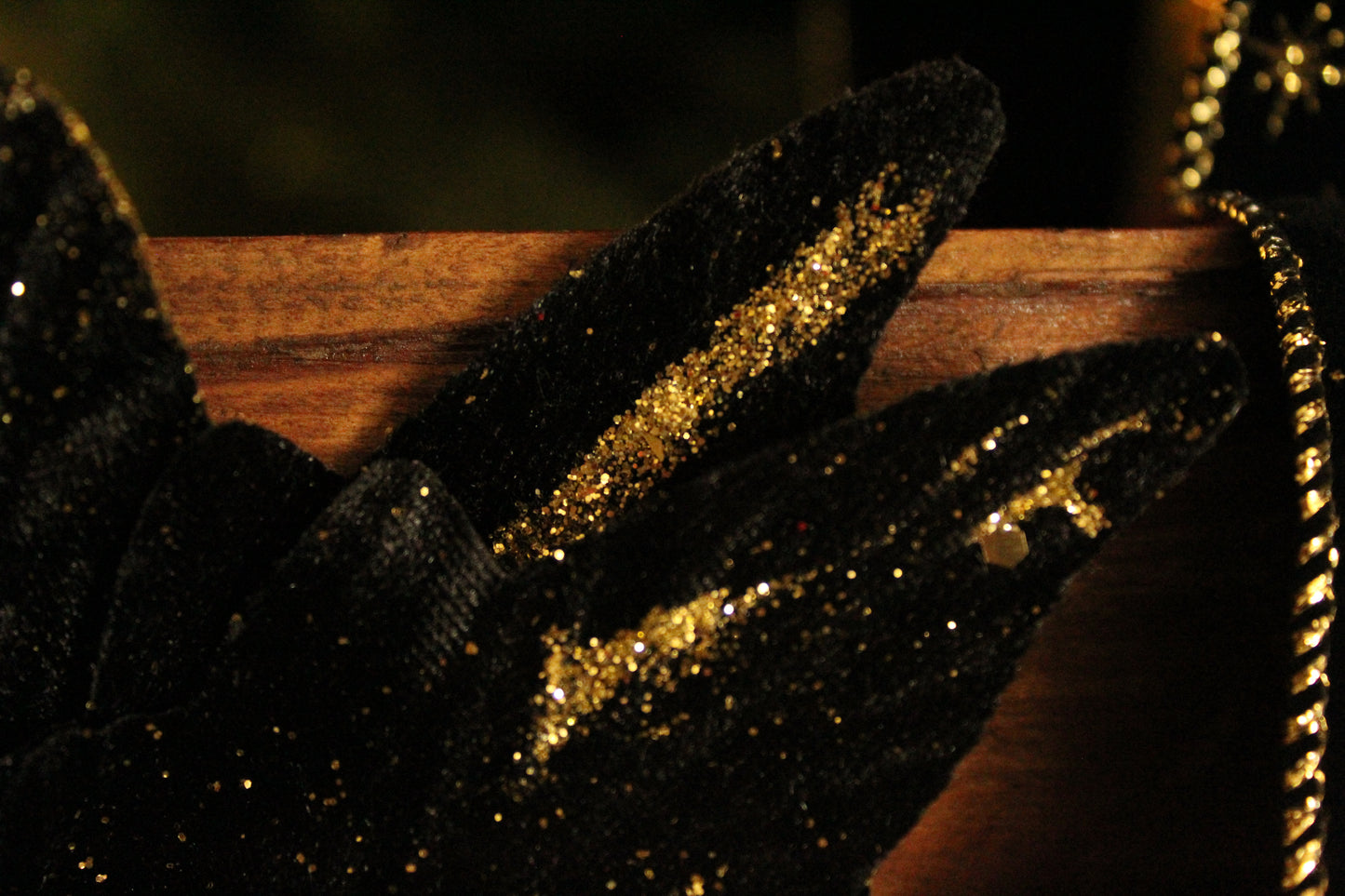 Poinsettia - Gold glitter and Black 26cm