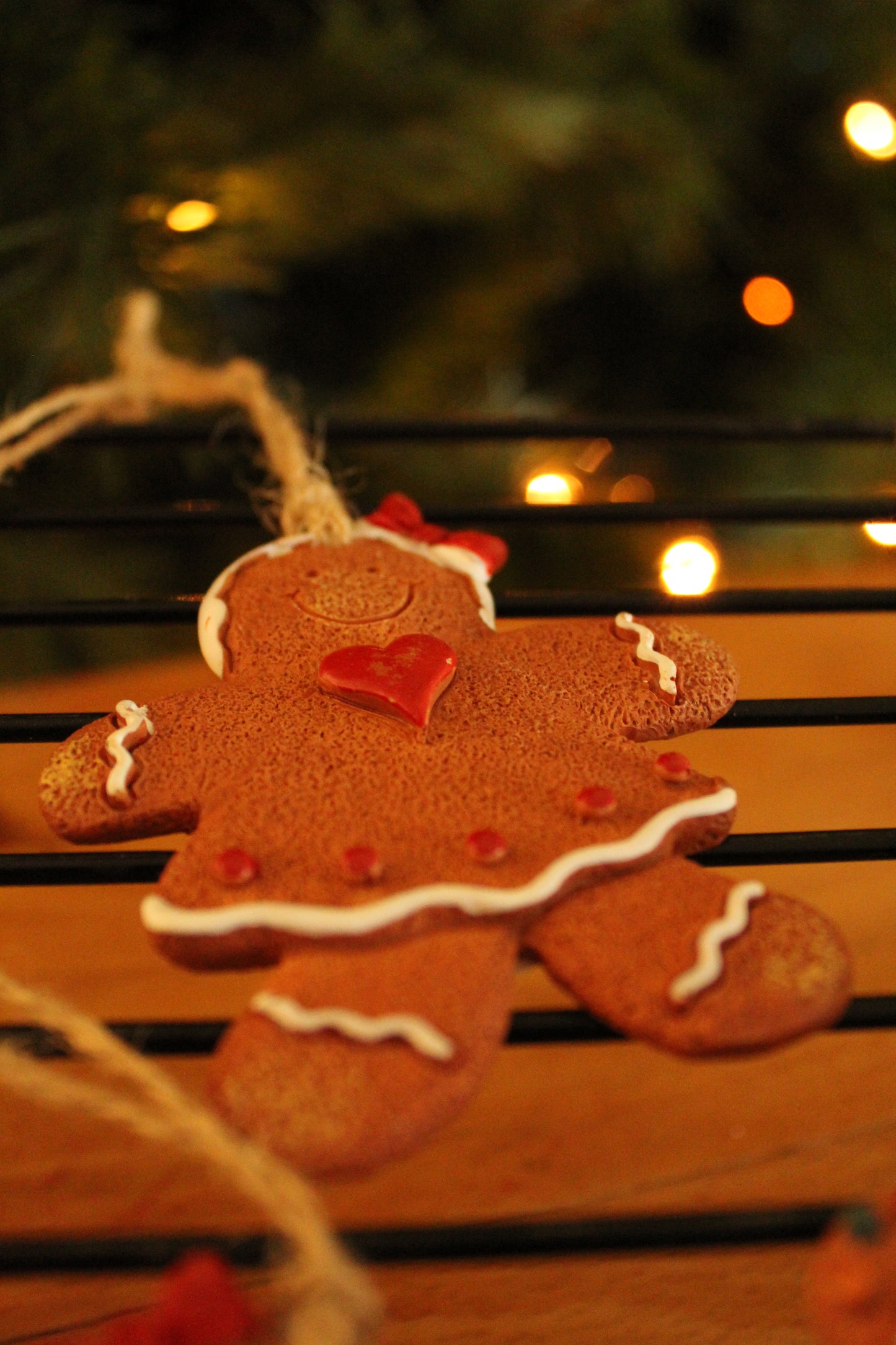 Christmas Ornament - Gingerbread men red hart
