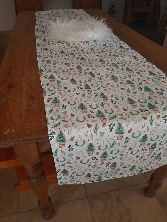 Table Runner - White and Green Wreaths 2000 x 500